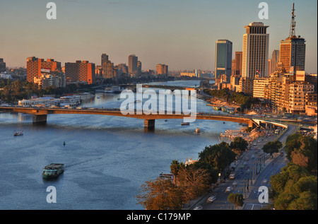 Il fiume Nilo che scorre attraverso l'Egitto il capitol Cairo - Il fiume più lungo del mondo passando attraverso l'Africa più grande città. Foto Stock