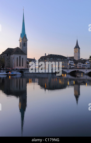 La basilica di San Pietro e di Fraumuenster chiese sul fiume Limmat in Zuerich, Svizzera, Europa Foto Stock