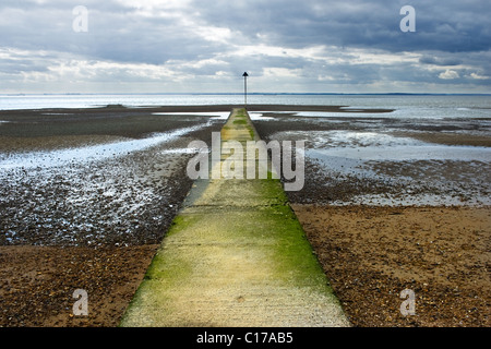 Una tempesta di emissario di acqua sul foreshore a Southend on Sea. Fotografia di Gordon Scammell Foto Stock