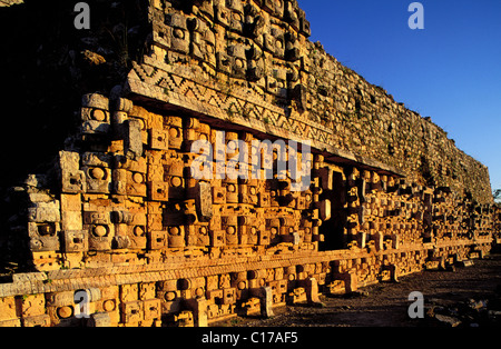 Messico, Yucatan Stato, sulla strada Puuc, sito Maya di Kabah, Maschera muro di Chaac Mool, il dio della pioggia Foto Stock