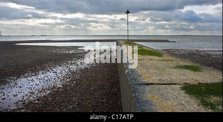 Una tempesta di emissario di acqua sul foreshore a Southend on Sea. Fotografia di Gordon Scammell Foto Stock