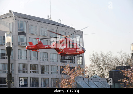 Un aereo ambulanza terre e decolla in uno spazio ristretto in Swiss Cottage dopo una donna apparentemente saltato di fronte a Londra Foto Stock