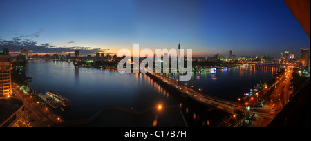 Il fiume Nilo che scorre attraverso l'Egitto il capitol Cairo - Il fiume più lungo del mondo passando attraverso l'Africa più grande città. Foto Stock