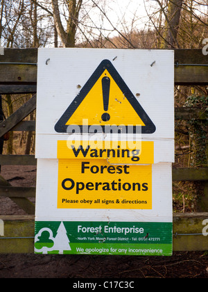 Forest Enterprise cartello di avviso Avviso operazioni forestali si prega di rispettare tutte le indicazioni e le direzioni Foto Stock