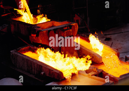 HMA-61254 : liquido caldo versando in rame a calchi ; India Foto Stock