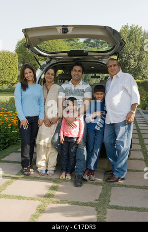 Famiglia in piedi di fronte a un auto Foto Stock