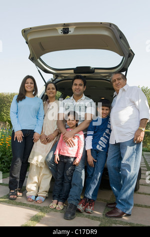 Famiglia in piedi di fronte a un auto Foto Stock