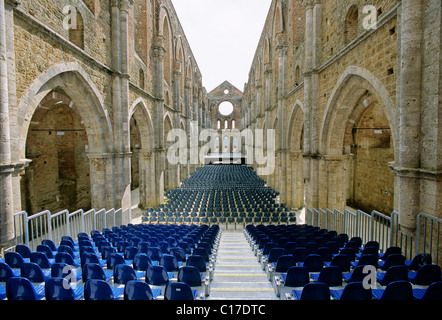 Basilica dell'Abbazia Cistercense Abbazia di San Galgano rovine da Chisudino, provincia di Siena, Toscana, Italia, Europa Foto Stock