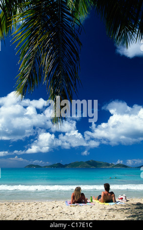 Giovane a Smuggler's Cove sull isola di Tortola, Isole Vergini Britanniche, Isole dei Caraibi Foto Stock