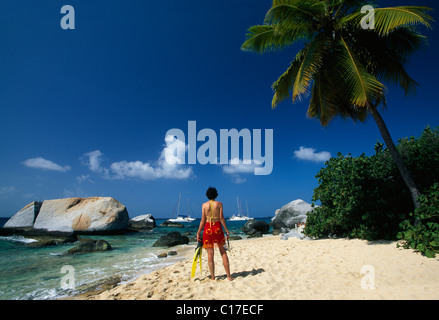 Donna sulla spiaggia presso i bagni termali, Virgin Gorda Isola, Isole Vergini Britanniche, Isole dei Caraibi Foto Stock