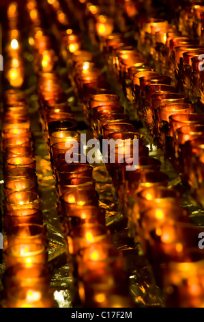 Candele votive nella chiesa cattolica, la cattedrale di St Patrick, NYC Foto Stock