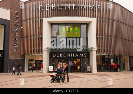 Debenhams, grande magazzino presso il centro commerciale Eagles Meadow. Wrexham, Flintshire, Galles del Nord, Regno Unito, Gran Bretagna. Foto Stock