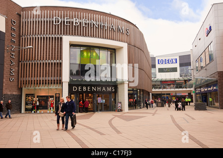 Debenhams, grande magazzino presso il centro commerciale Eagles Meadow, con i clienti della gente nel quartiere. Wrexham, Flintshire, Galles del Nord, Regno Unito, Gran Bretagna Foto Stock