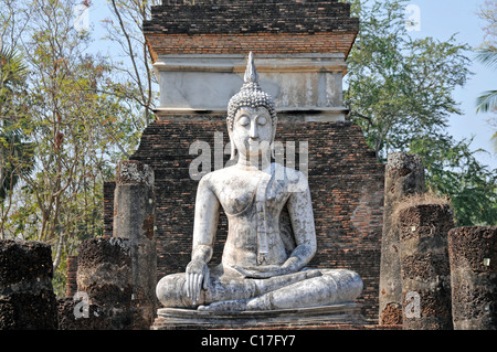 Statua del Buddha, Bhumispara-mudra, Gautama Buddha al momento dell illuminismo, Wat Traphang Ngoen, Sukhothai Historical Park Foto Stock