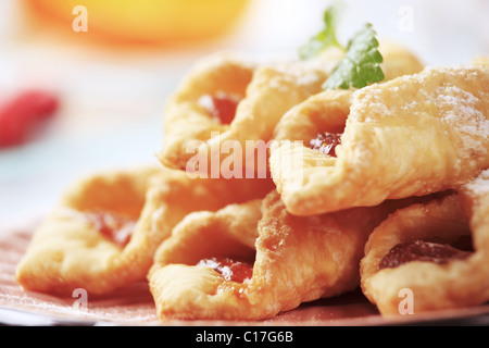 Sfoglia di pasta farcita con marmellata Foto Stock