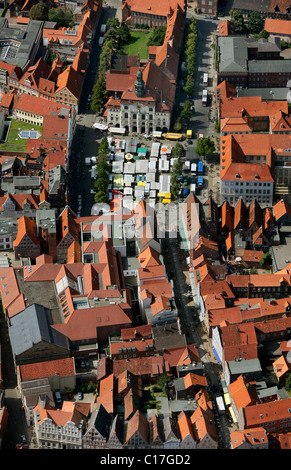 Vista areale, mercato settimanale, municipio, Lueneburg, Bassa Sassonia, Germania, Europa Foto Stock