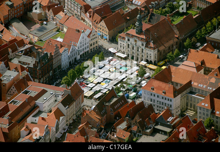 Vista areale, mercato settimanale, municipio, Lueneburg, Bassa Sassonia, Germania, Europa Foto Stock