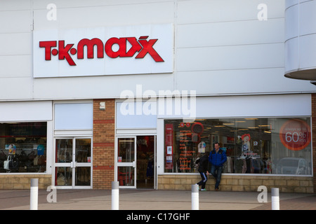 Isola Verde Shopping Park, Wrexham, Flintshire, il Galles del Nord, Regno Unito, Europa. TK Maxx shop finestra anteriore di sconto negozio di abbigliamento Foto Stock