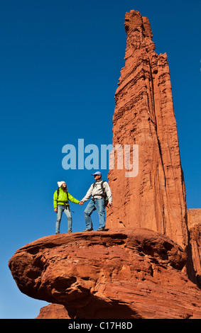 Team di escursionisti raggiungono la vetta di un pinnacolo di pietra arenaria. Foto Stock