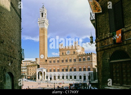 Il Palazzo Pubblico e la Torre del Mangia e una cappella, a Piazza del Campo Square, Toscana, Italia, Europa Foto Stock