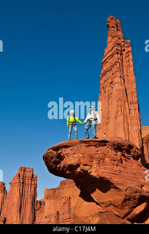 Team di escursionisti raggiungono la vetta di un pinnacolo di pietra arenaria. Foto Stock