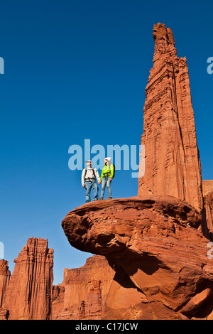 Team di escursionisti raggiungono la vetta di un pinnacolo di pietra arenaria. Foto Stock