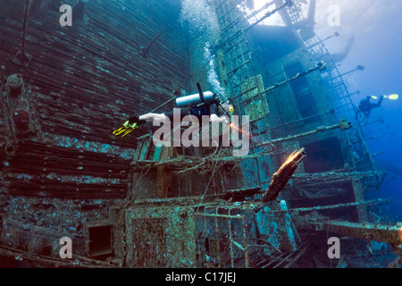 Un subacqueo si accende qualche relitto sul ponte del traghetto affondata relitto Salem Express su Hyndman reef del Mar Rosso. Foto Stock