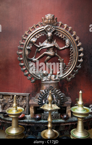 Lampade a olio di fronte ad una statua di Nataraj, Kochi, Kerala, India Foto Stock