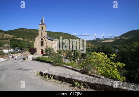 La chiesa del villaggio di Peyre e il viaduc di Millau, Aveyron, Midi Pirenei, Francia Foto Stock