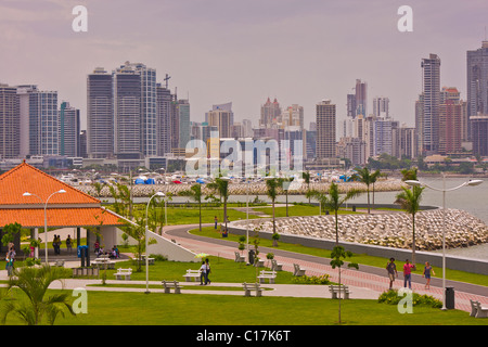 PANAMA CITY, PANAMA - passaggio pedonale nel parco urbano sulla Balboa Avenue sulla baia di Panama. Foto Stock