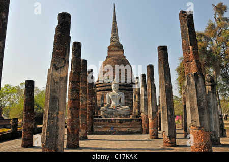 Statua del Buddha, Bhumispara-mudra, Gautama Buddha nel momento di illuminazione, Wat Sa Si, Sukhothai Historical Park, Sukhothai Foto Stock