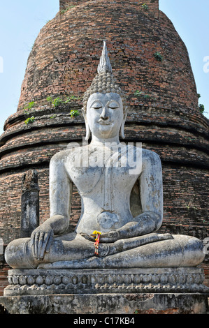 Statua del Buddha, Bhumispara-mudra, Gautama Buddha nel momento di illuminazione, Wat Sa Si, Sukhothai Historical Park, Sukhothai Foto Stock