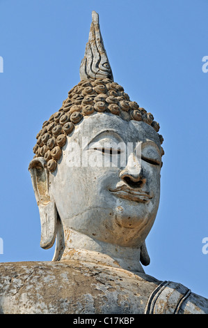 Statua del Buddha, Bhumispara-mudra, Gautama Buddha nel momento di illuminazione, Wat Sa Si, Sukhothai Historical Park, Sukhothai Foto Stock