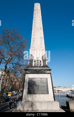 Cleopatra Needle sul Tamigi a Londra, Inghilterra Foto Stock