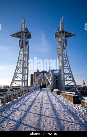 La coperta di neve ponte di sollevamento sopra il Manchester Ship Canal a Salford Quays vicino a Manchester in Inghilterra Foto Stock