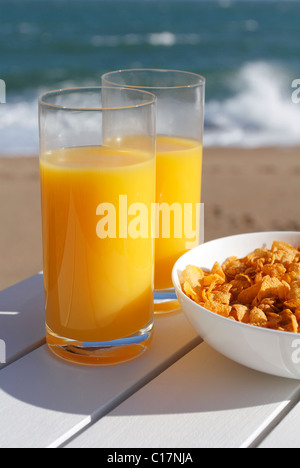 Bicchieri di succo di arancia e di una ciotola di cereale dal mare. Foto Stock