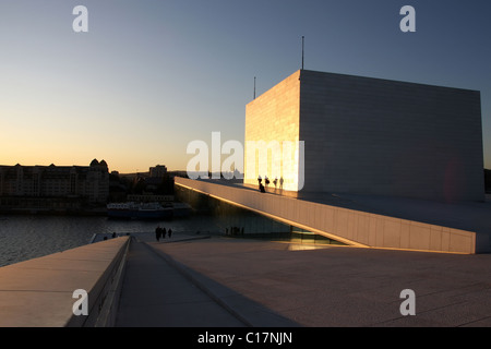 La nuova Opera House di Oslo Norvegia al tramonto. Foto Stock