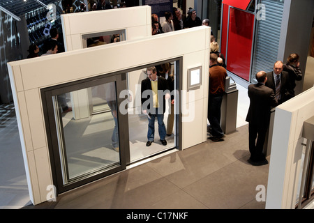 Stand della ditta Schueco International KG in fiera, Bau 2007, nella Messe la fiera di Monaco di Baviera, Monaco di Baviera Foto Stock