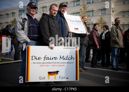 I membri della Associazione tedesca del bestiame bovino di caseificio proprietari dimostrando per la fiera i prezzi del latte a Berlino, Germania, Europa Foto Stock