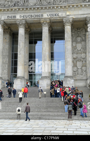 I turisti in attesa di entrare nel Palazzo Reichstags per visitare la cupola di vetro, Berlino, Germania, Europa Foto Stock