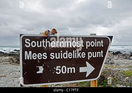 Segno che puntano a Cape Agulhas, Africa del punto più meridionale, Provincia del Capo Occidentale, Sud Africa Foto Stock