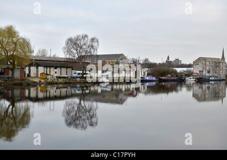 Lavori di riqualificazione lungo il fiume Calder a Wakefield, West Yorkshire, Regno Unito. Foto Stock