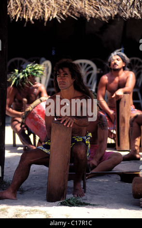 Francia, Polinesia francese, la società arcipelago, Moorea, Tahitian dance nel Villaggio di Tiki Foto Stock