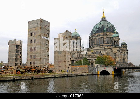 Rimane, resti di Palastes der Republik, Palazzo della Repubblica, accanto al Berliner Dom, Cattedrale di Berlino, sulla Sprea Foto Stock