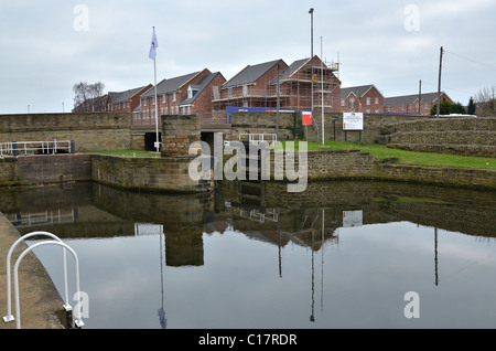 Lavori di riqualificazione lungo il fiume Calder a Wakefield, West Yorkshire, Regno Unito. Foto Stock