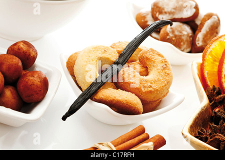 Baccelli di vaniglia su vaniglia a forma di mezzaluna, biscotti e christimas squisitezze Foto Stock