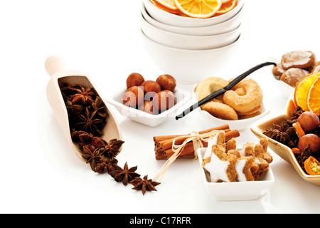 Natale squisitezze, cinnammon a forma di stella biscotti, cinnammon bastoni, Baccello di vaniglia, anice stellato, vaniglia a forma di mezzaluna Foto Stock