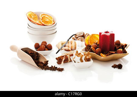 Natale squisitezze, cinnammon a forma di stella biscotti, cinnammon bastoni, anice stellato, vaniglia a forma di mezzaluna, biscotti pan di zenzero Foto Stock