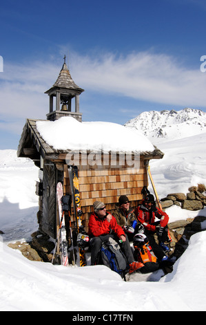 Ski mountaineerers prendendo una pausa a Markkirchl, Salzachjoch, Kelchsau, Kitzbuehl Alpi, Tirolo, Austria, Europa Foto Stock