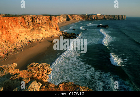 Il Portogallo, Algarve, Sagres area, Cabo de Sao Vicente, La Luz scogliere Foto Stock